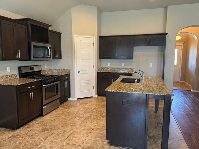 Building Photo - 4 bed, 2 bath, 3 car garage!