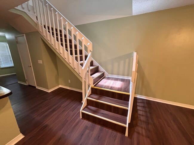 Building Photo - 2BR/2.5BA Townhome with In-Unit Laundry, Fenced Backyard, Garage, & Fireplace! Move-In Ready! Pri...