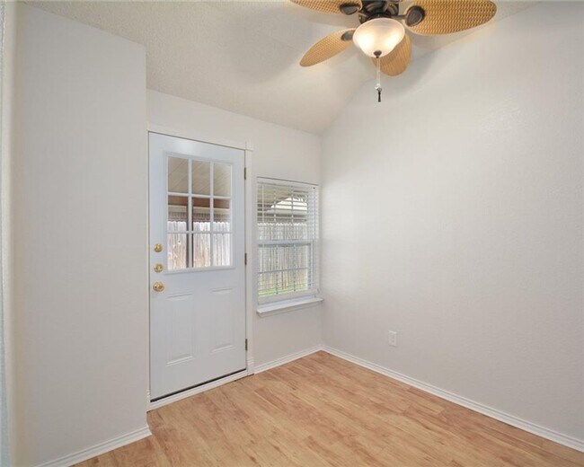 Building Photo - Charming 3 Bed 2 Bath Home in West Fort Worth