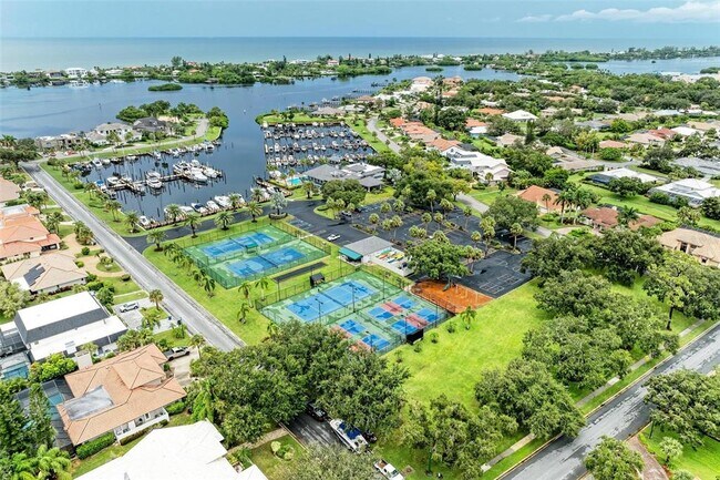 Building Photo - 221 Lookout Point Dr