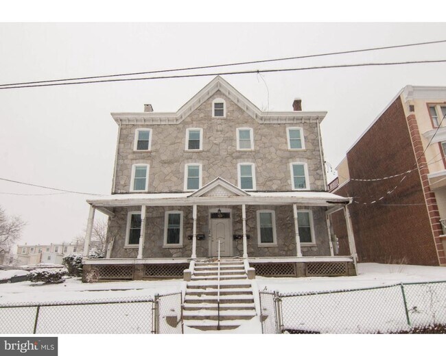 Primary Photo - 200 Green Ln