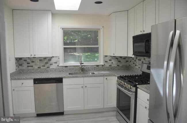 Building Photo - 1446 Mayflower Dr