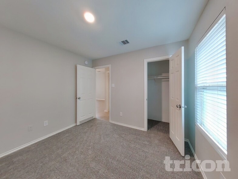 Building Photo - 11151 N Lake Mist Ln