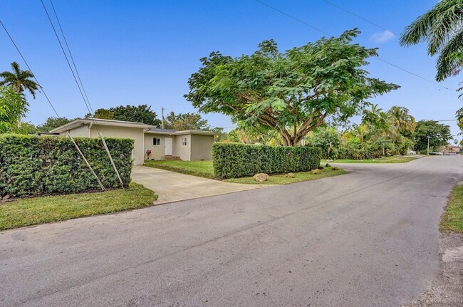 Building Photo - 11425 NE 3rd Ave