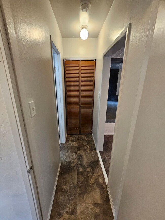 Building Photo - 2 bedroom with fully fenced yard in bremer...