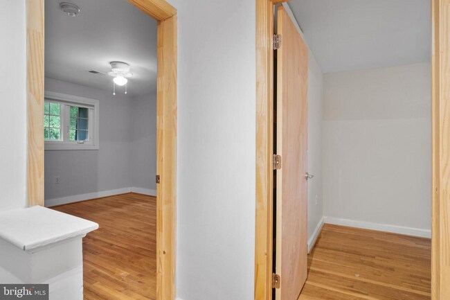 Building Photo - Beautifully Renovated 2-Level Townhome in the Heart of Falls Church City