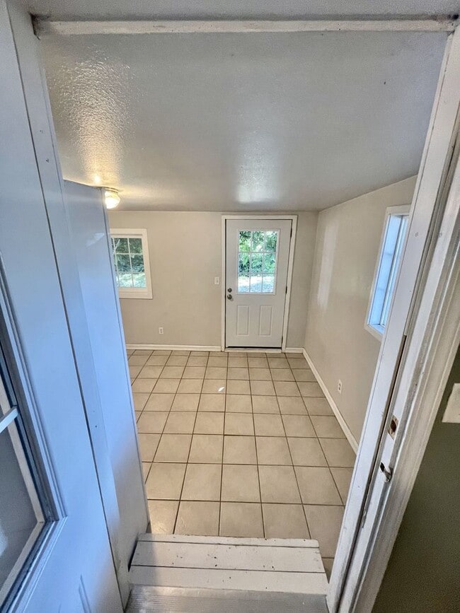 Building Photo - 3 bedroom 2 bathroom house