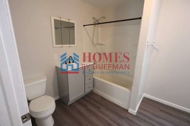 Building Photo - Three Bedroom House