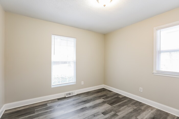 Building Photo - 1308 SE Knights Bridge