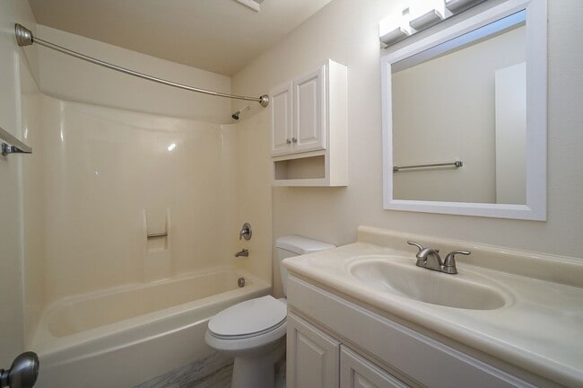 Building Photo - Exceptional 6-Bedroom Residence Near ASU with Garage & Modern Conveniences