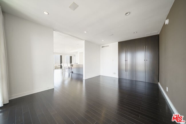 Building Photo - 800 W 1st St