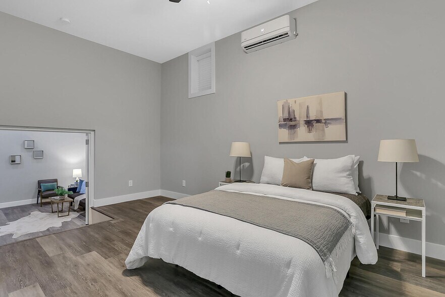 Large Bedrooms - 4716 Macklind Ave