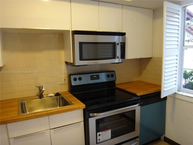 Building Photo - 20806 SW 83rd Ave