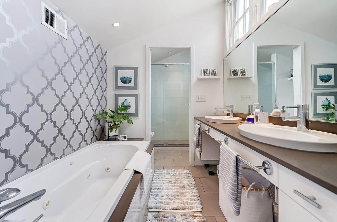 Primary Bathroom - 1005 Hill St