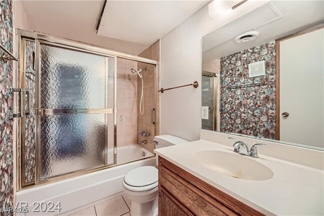 Building Photo - 3045 Pinehurst Dr