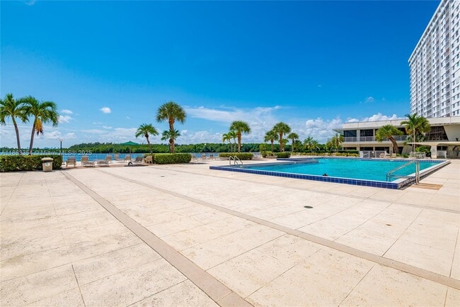 Building Photo - 500 Bayview Dr
