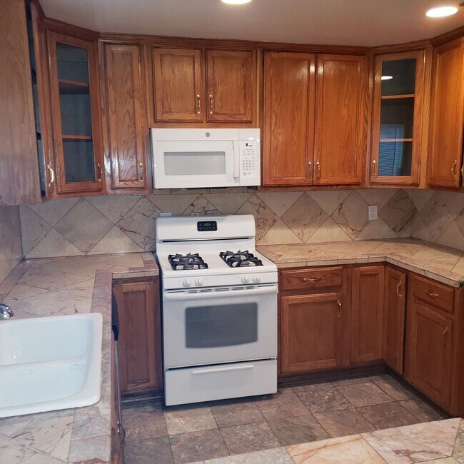 Building Photo - ral611