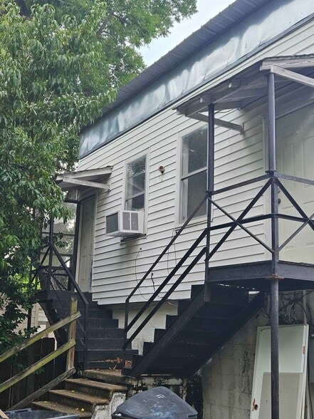 Building Photo - 209 S Walnut Ave