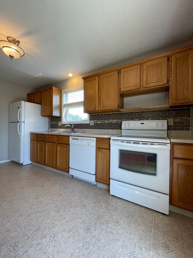 Building Photo - 2 Bedroom Townhome - Close to ISU Campus & Heartland