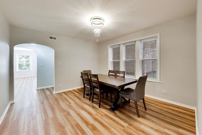 Building Photo - 5418 N Artesian Ave