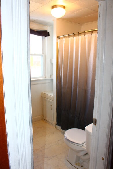 Full bath - 180 Martin St