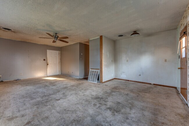 Building Photo - 121 W Pecan St