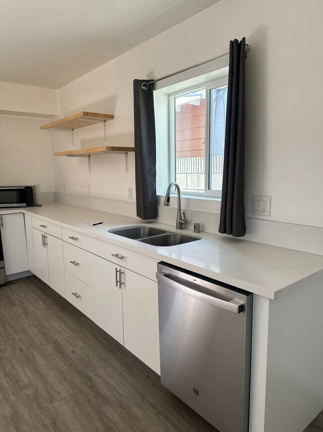 Building Photo - Beautiful, upgraded Studio with Parking and Washer/Dryer Hookups