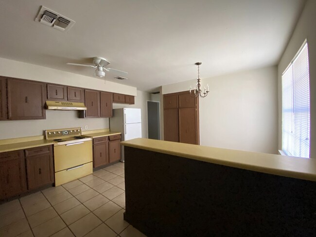 Building Photo - Sanger Avenue TriPlexes *LEASING SPECIAL A...