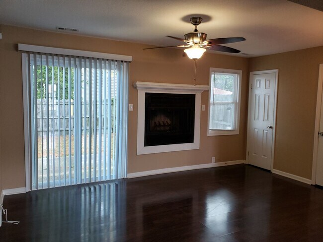 Building Photo - Modern 2 Bed | 2 Bath Townhouse in Town Center!