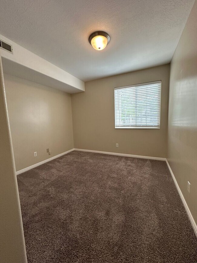 Building Photo - Condo in County Woods HOA