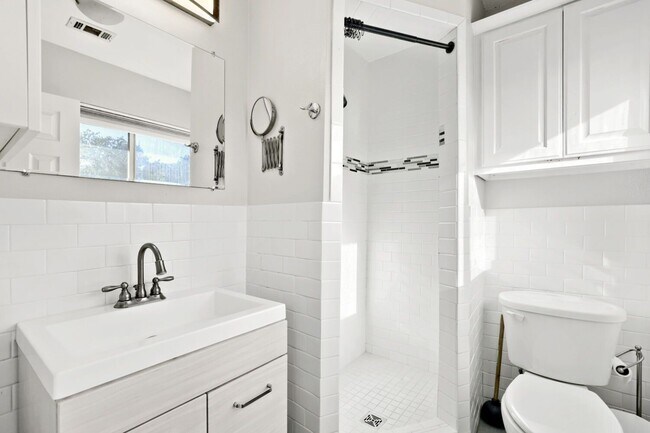 Building Photo - 5716 Wellington Dr