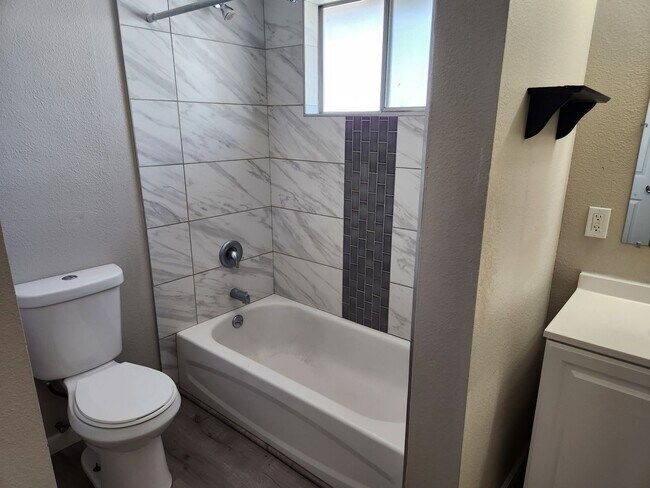 Building Photo - 2 Bedroom Townhouse With Great Freeway Access