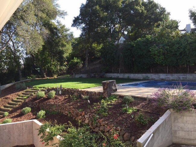 Building Photo - Spectacular views, gracious living areas, superb entertaining space....5 minutes to downtown, 2 m...