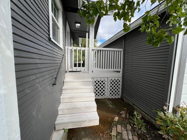 Building Photo - Gorgeous Craftsman available Now