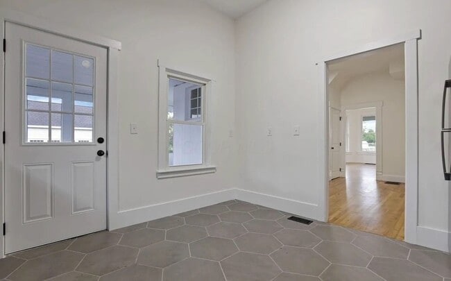 Building Photo - 3610 Grove City Rd