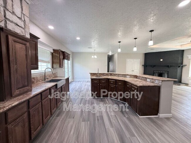 Building Photo - 816 Shady Ln