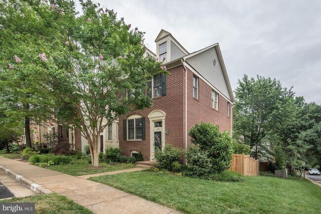Building Photo - 1264 Quaker Hill Dr