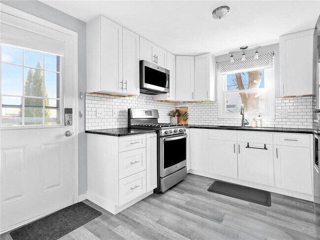 Building Photo - 32 Hamlin Ave