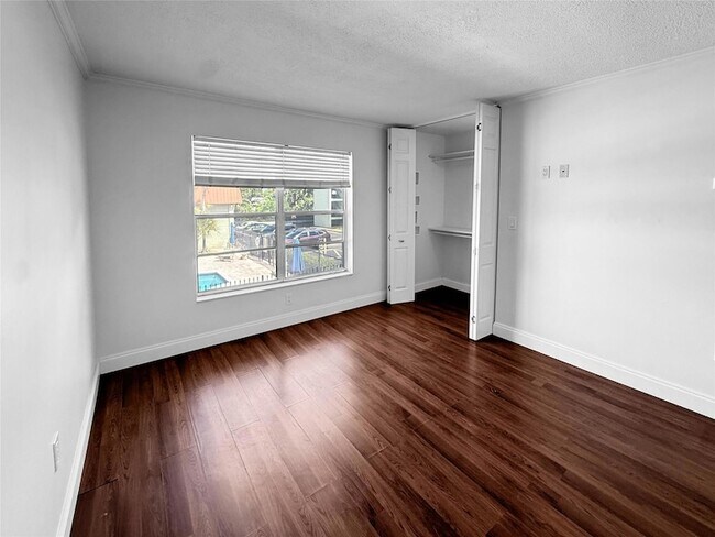 Building Photo - 811 W Oakland Park Blvd