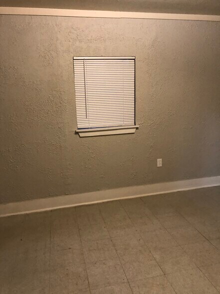 Living Area - 401 Chautauqua Ave