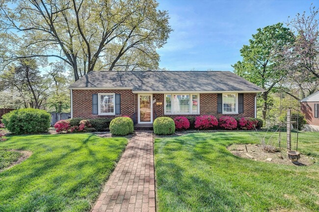 Building Photo - 2779 Derwent Dr SW