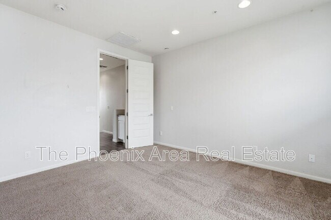 Building Photo - 2090 S Dorsey Ln