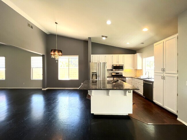 Building Photo - 3 bed, 2 bath located in Corona, CA!