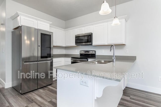 Building Photo - 772 260 W