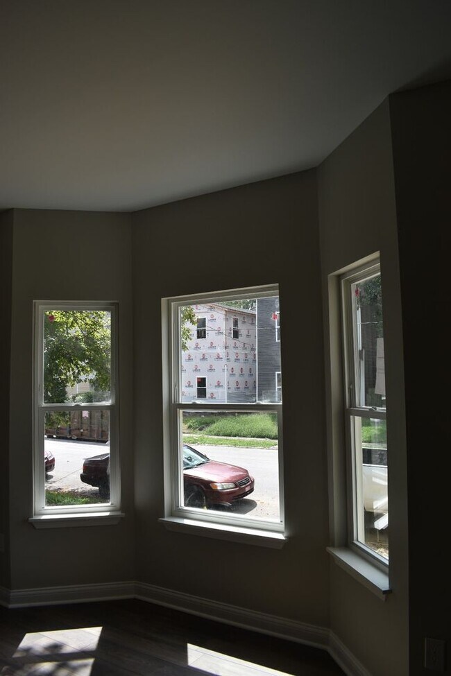 Building Photo - Nice 3 Bedroom 1 1/2 Bath Newly Renovated Shelby Park Home!