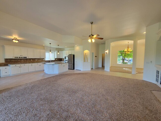 Building Photo - 1200 W Canyon Lakes Dr