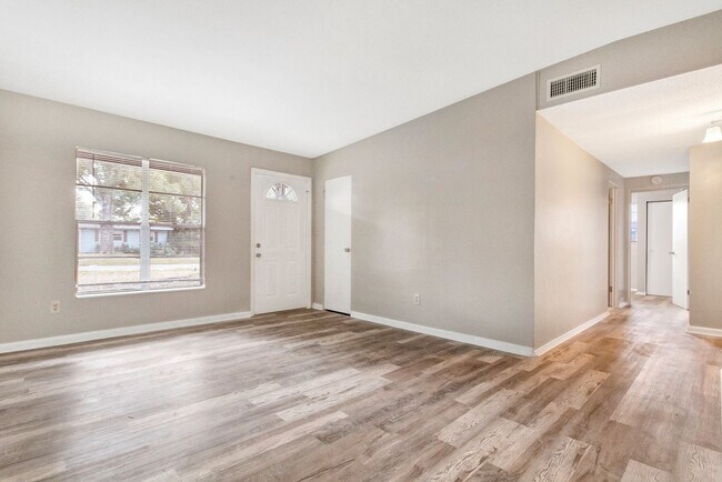 Building Photo - Large 3bdrm/2bath Home with garage & carpo...