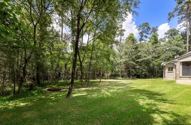 Building Photo - 16201 Surrey Ln