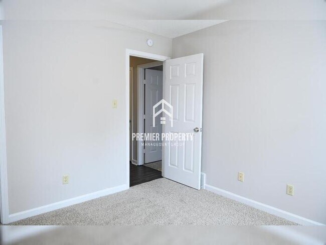 Building Photo - 3017 Meadows Ln