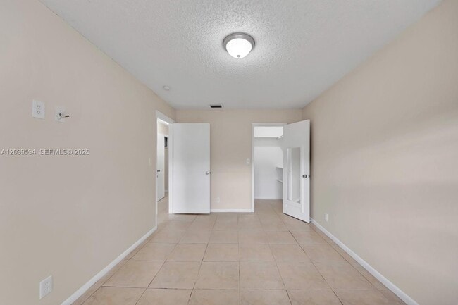 Building Photo - 2610 Riverland Dr